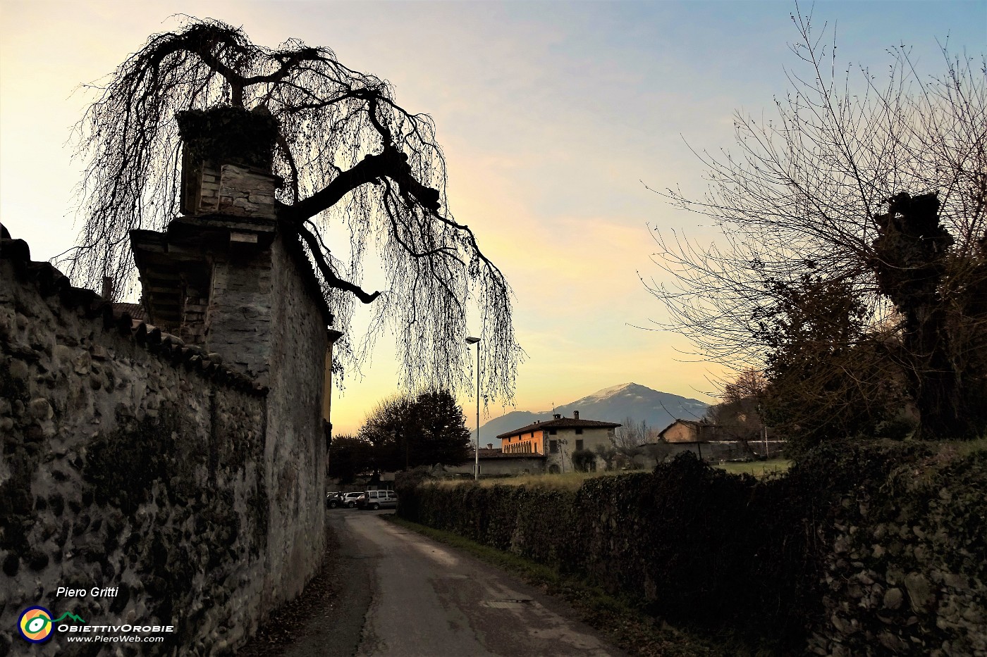 95 Rientro al Parcheggio dietro Villa Agliardi a tramonto concluso.JPG